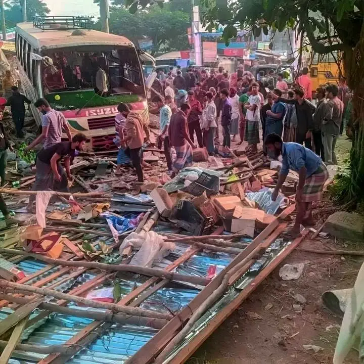 আনোয়ারায় দোকানের ওপর উঠে গেল বাঁশখালী সুপার সার্ভিসের বাস