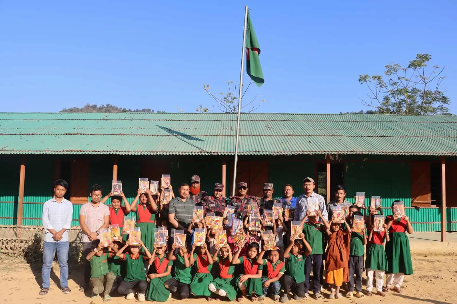 থানচিতে দুর্গম ভোটকেন্দ্র পরিদর্শন ও শিক্ষার্থীদের শিক্ষা সামগ্রী দিল বিজিবি