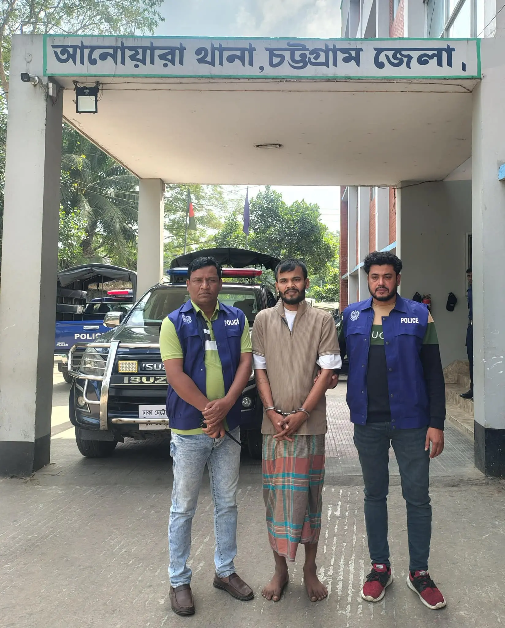 আনোয়ারায় ২৫ লাখ টাকা চাঁদা দাবি: অস্ত্র ও একাধিক মামলার আসামি 'ট্যাটো সোহেল' গ্রেপ্তার