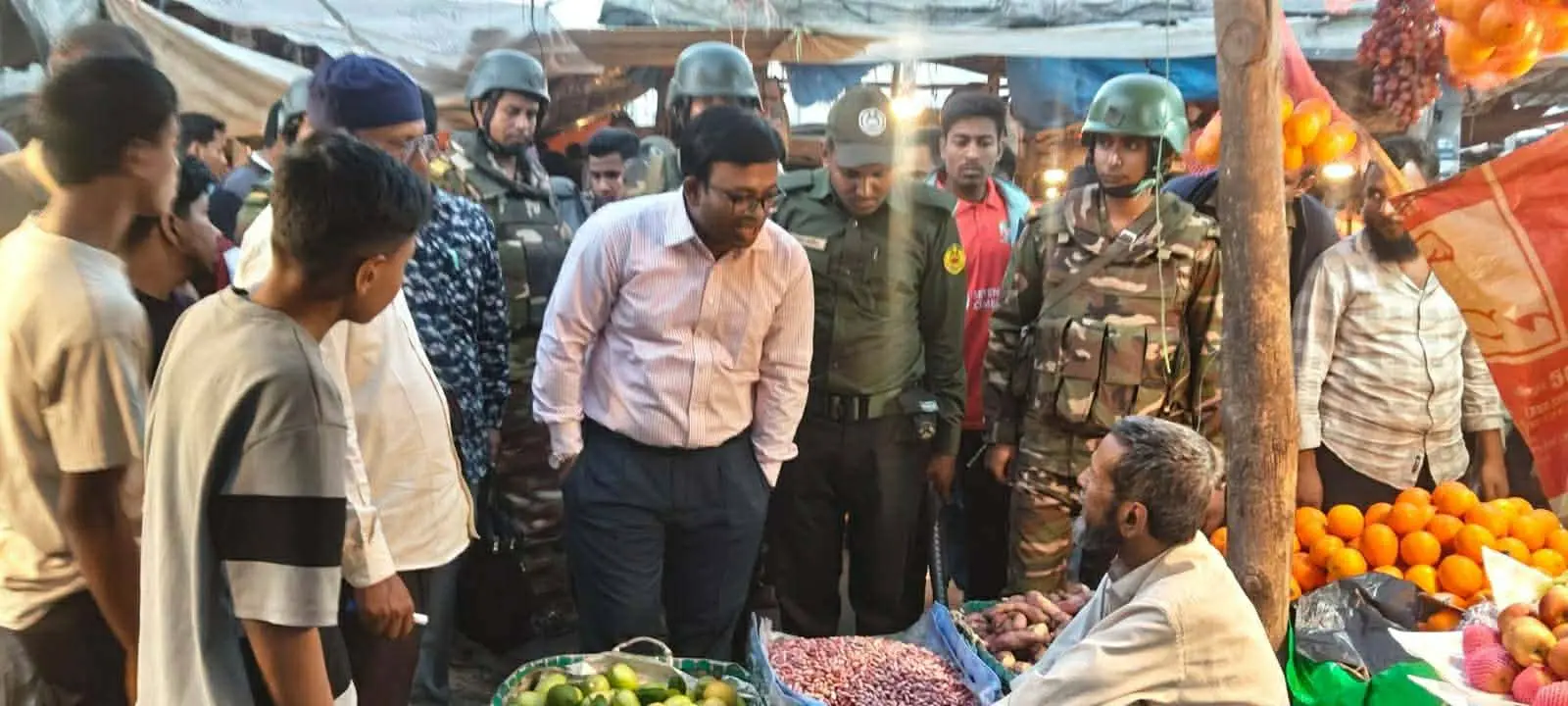 সাতকানিয়ায় দ্রব্যমুল্য সহনীয় রাখতে প্রশাসনের অভিযান, জরিমানা আদায়