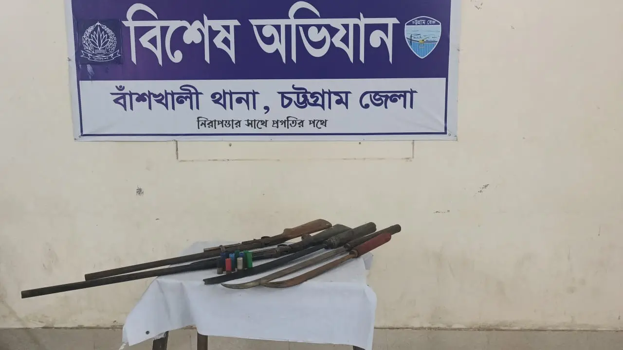 বাঁশখালীতে যৌথ বাহিনীর অভিযান: ক্ষেত থেকে বিপুল পরিমাণ অস্ত্র উদ্ধার