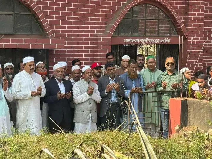 সীতাকুণ্ডে মাজার জিয়ারতের মাধ্যমে আসলাম চৌধুরীর নির্বাচনী প্রচারণা শুরু