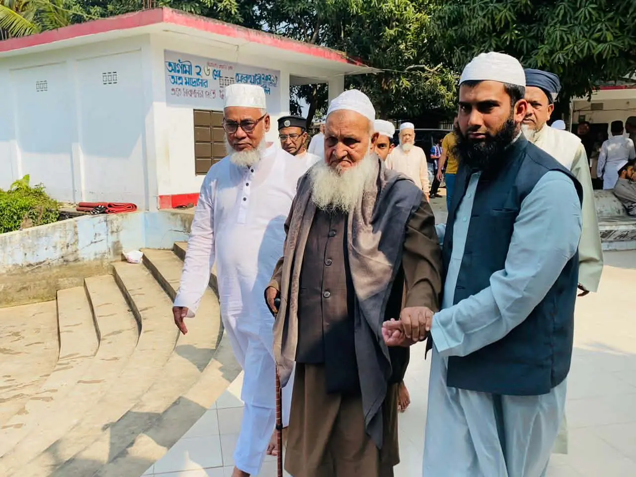 ফটিকছড়িতে হেফাজত আমিরের সঙ্গে জামায়াত প্রার্থীর সৌজন্য সাক্ষাৎ