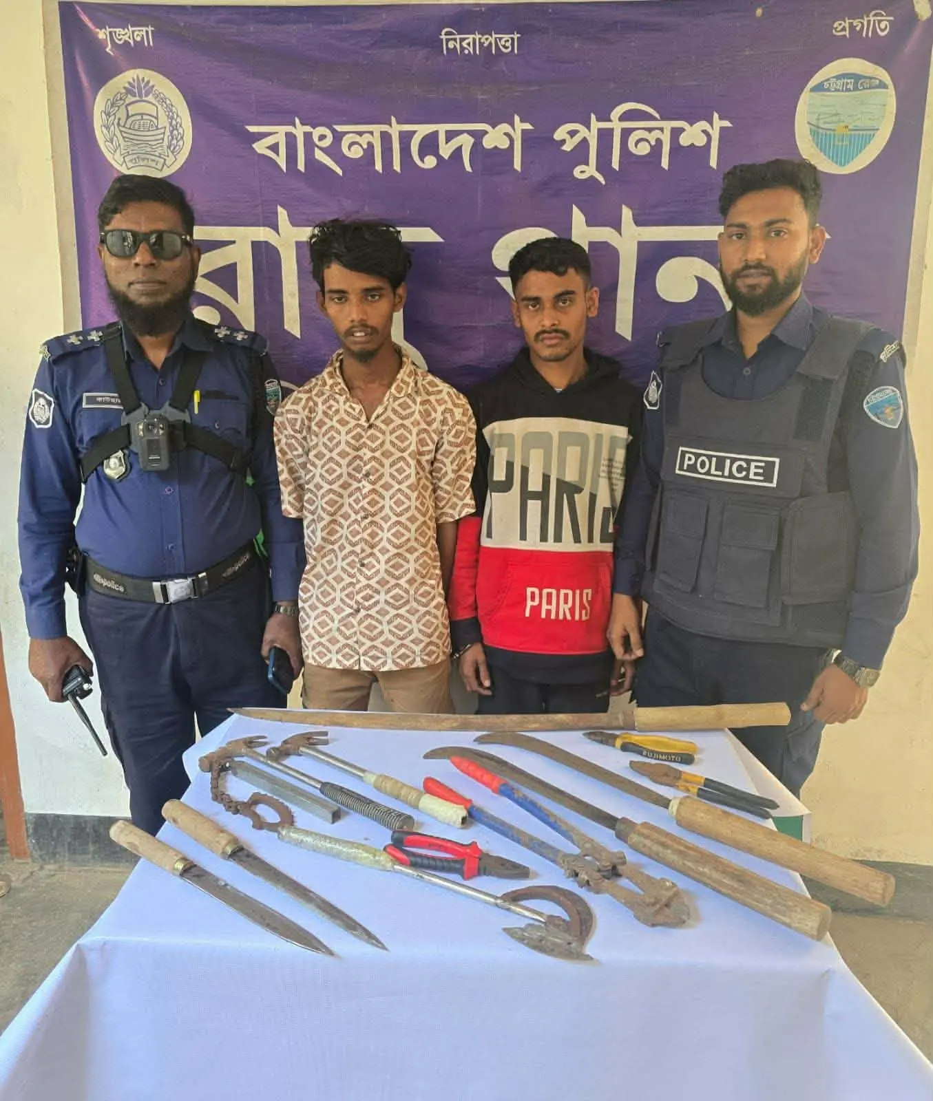 রামুতে ডাকাতির প্রস্তুতিকালে অস্ত্রসহ গ্রেপ্তার ২