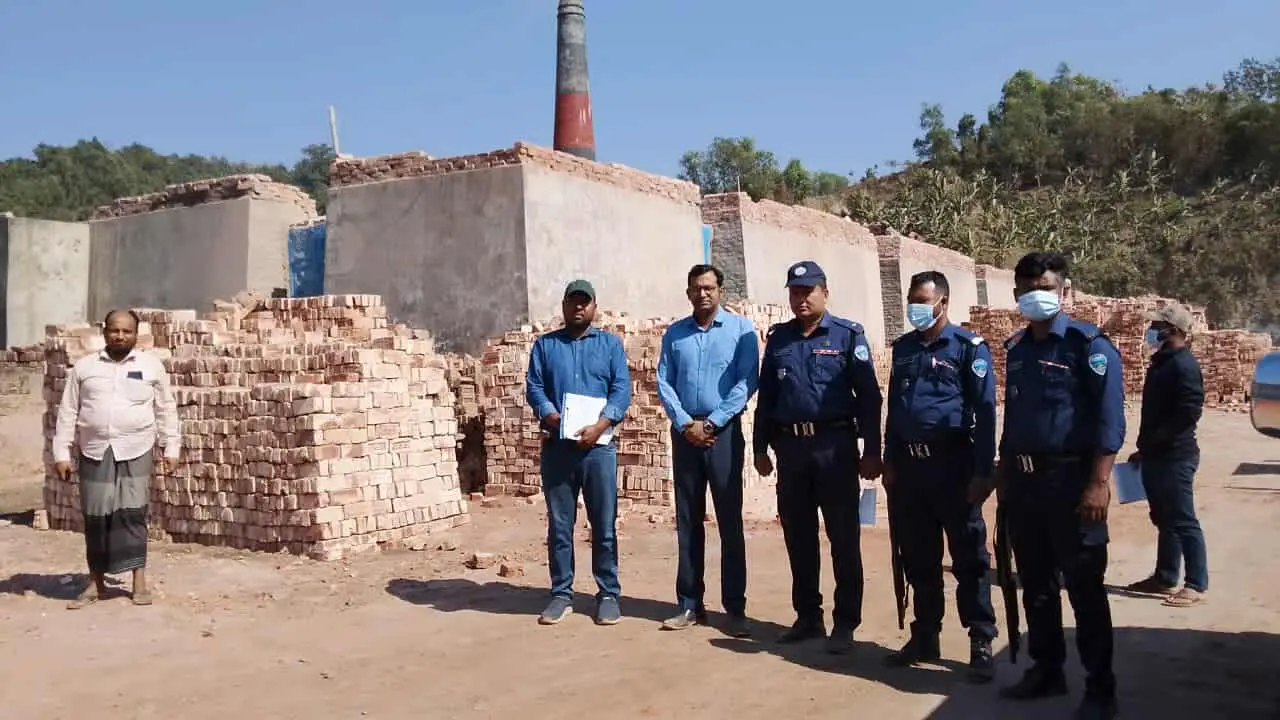 সাঙ্গুর খবরের জেরে লামায় ৫ ইটভাটায় ১০ লাখ টাকা জরিমানা
