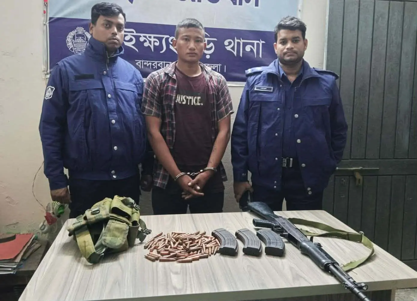 নাইক্ষ্যংছড়ি সীমান্তে এসএলআর ও গুলিসহ মিয়ানমারের নাগরিক আটক