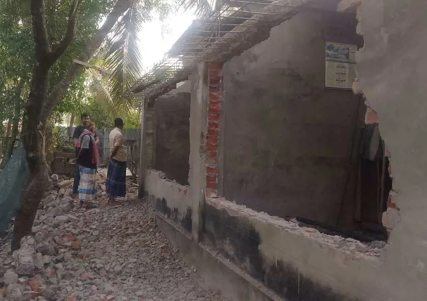 বাঁশখালীতে বসতবাড়ি গুঁড়িয়ে পৈত্রিক ভিটা দখলের অভিযোগ