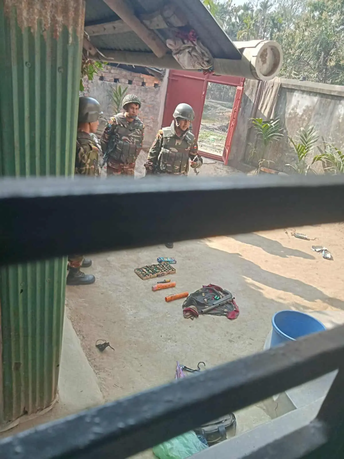 সাতকানিয়ায় ছাত্রদল নেতার বাড়িতে অভিযান: অস্ত্রসহ আটক ২