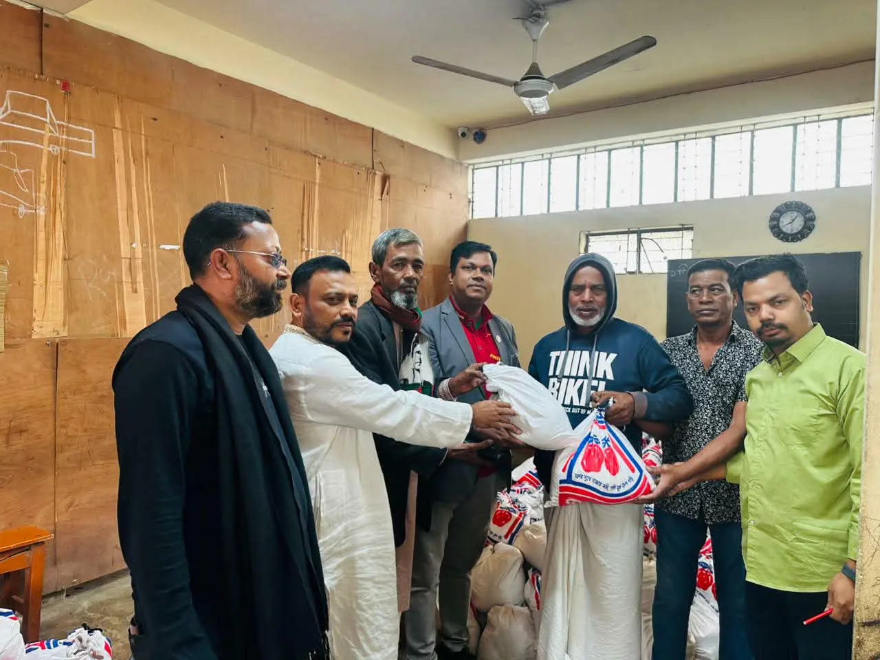 সীতাকুণ্ডে ১৭শ পরিবারের মাঝে ইফতার সামগ্রী বিতরণ