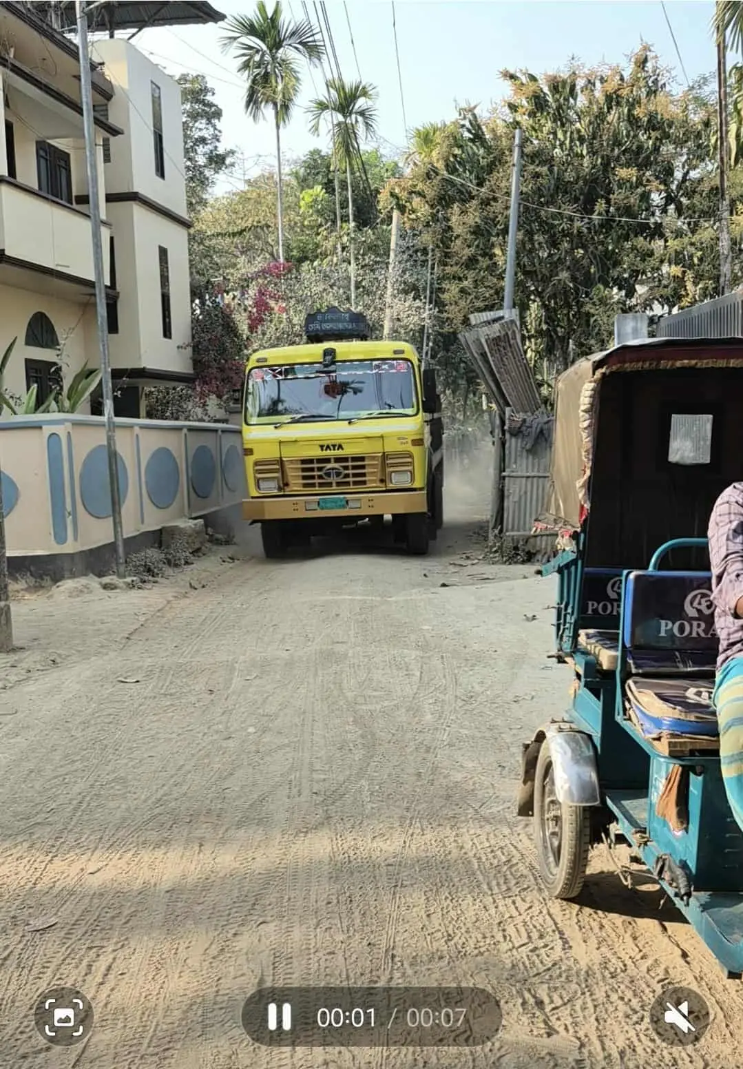 লামায় ভারী ট্রাক চলাচলে জনদুর্ভোগ,স্বাস্থ্যঝুঁকি ও রাস্তা ধ্বংসের অভিযোগ উঠেছে