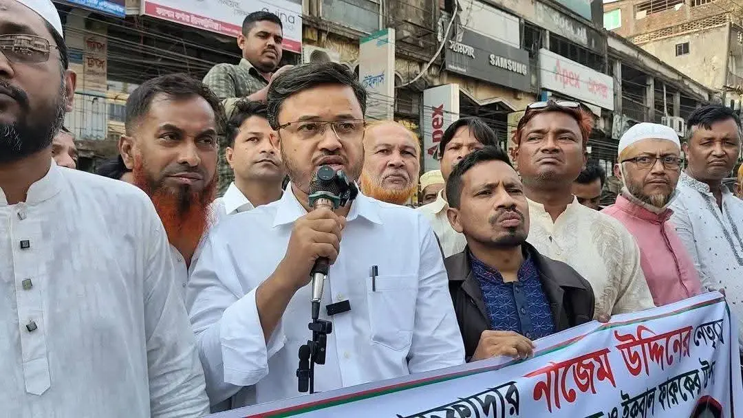 চকরিয়ায় সাংবাদিকদের ওপর হামলার প্রতিবাদে মানববন্ধন, সন্ত্রাসীদের ২৪ ঘণ্টার মধ্যে গ্রেফতারের আল্টিমেটাম