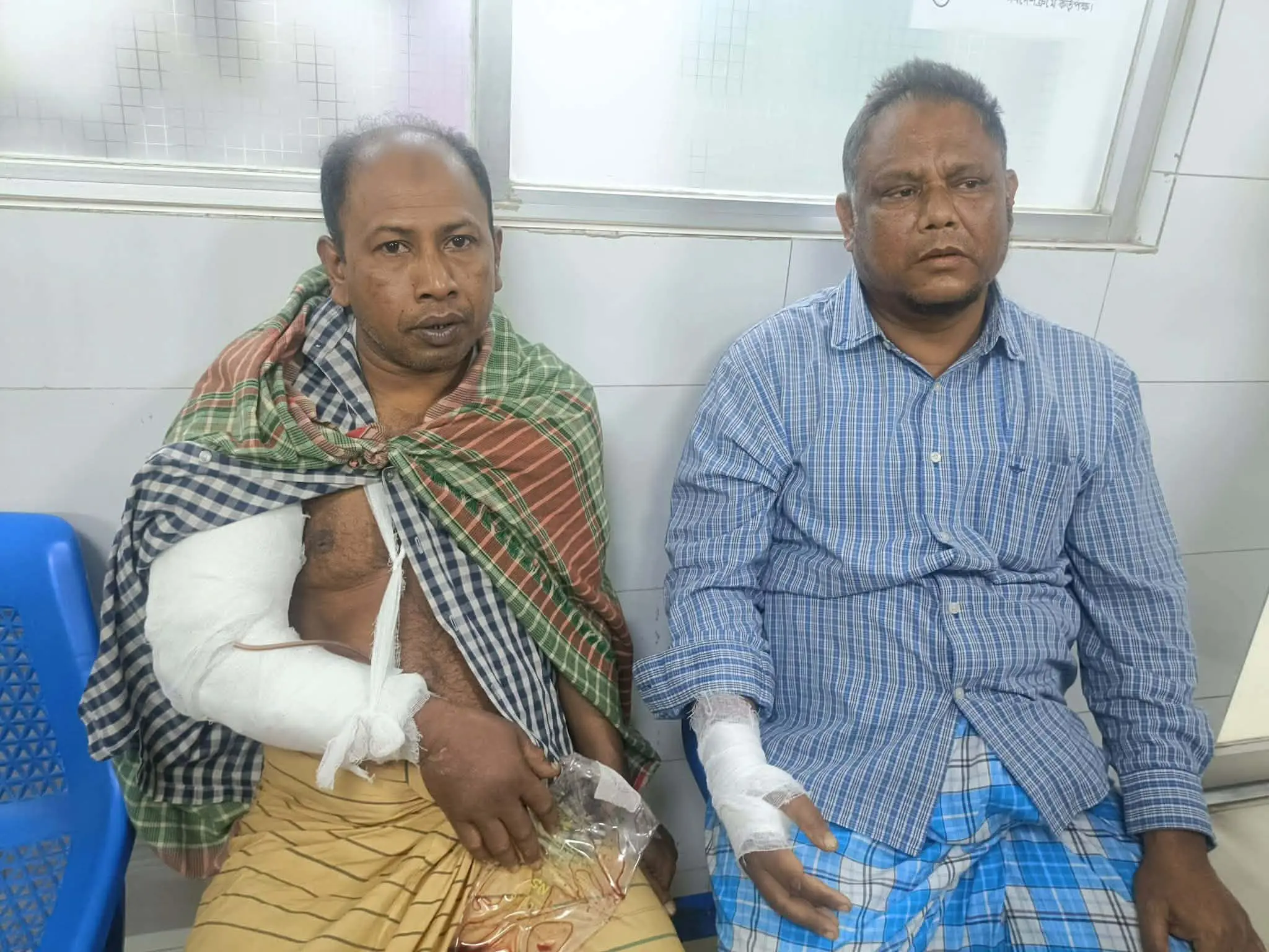 চকরিয়ায় ৩ সাংবাদিকের ওপর বালু খেকো নাজেম বাহিনীর হামলা
