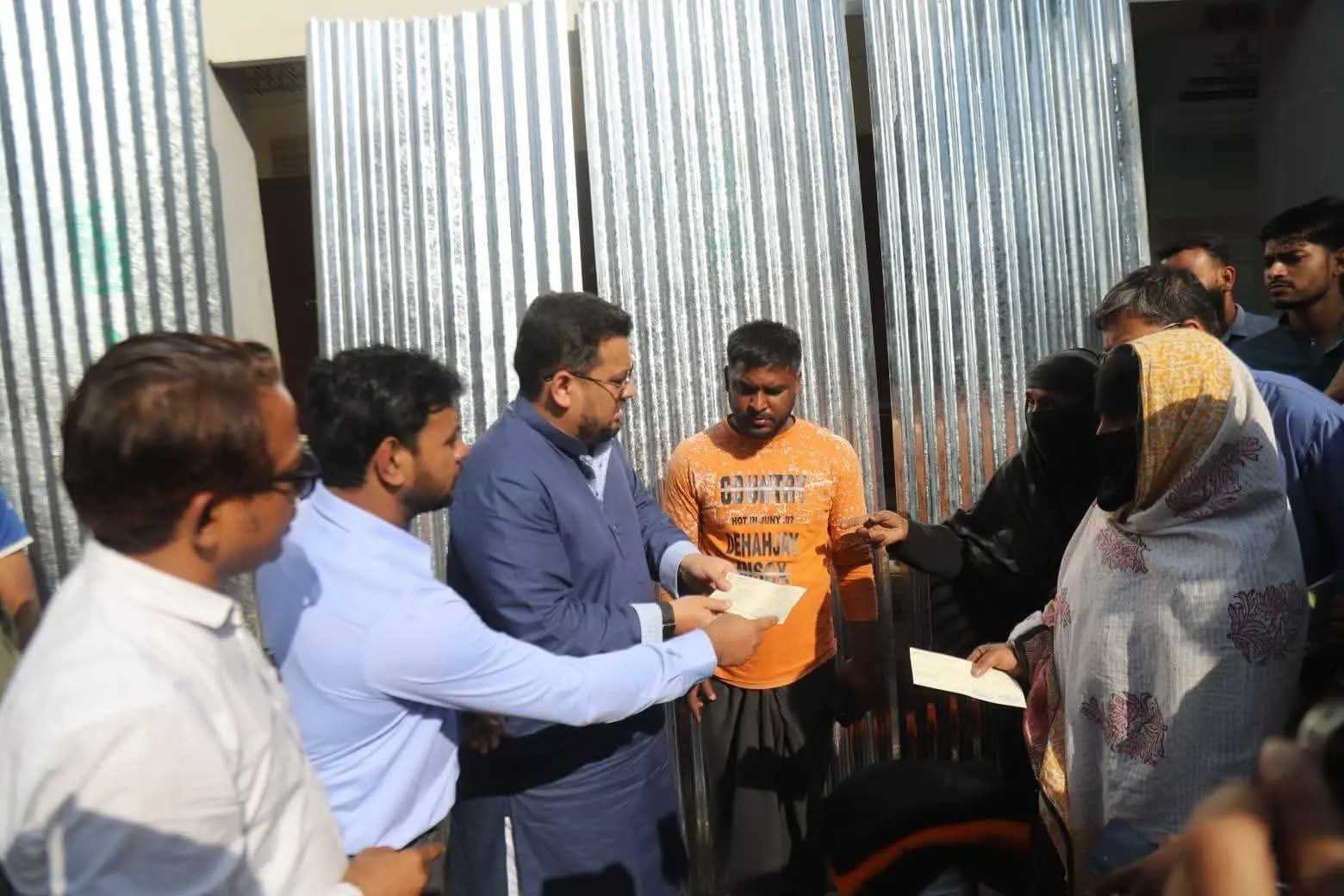 হাটহাজারীতে অগ্নিকাণ্ডে ক্ষতিগ্রস্ত পরিবারের মাঝে ঢেউটিন,নগদ অর্থ প্রদান উপজেলা প্রশাসনের