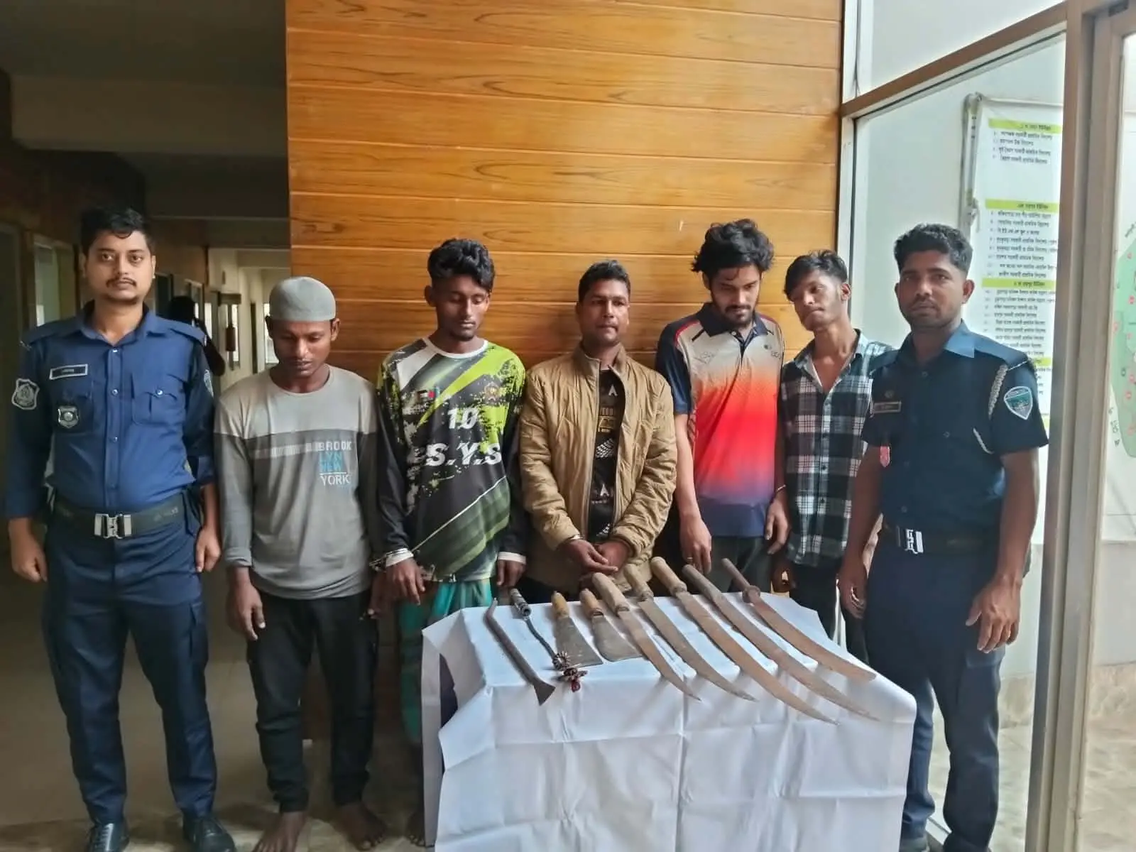 আনোয়ারায় ডাকাতির প্রস্তুতিকালে অস্ত্রসহ আটক ৫