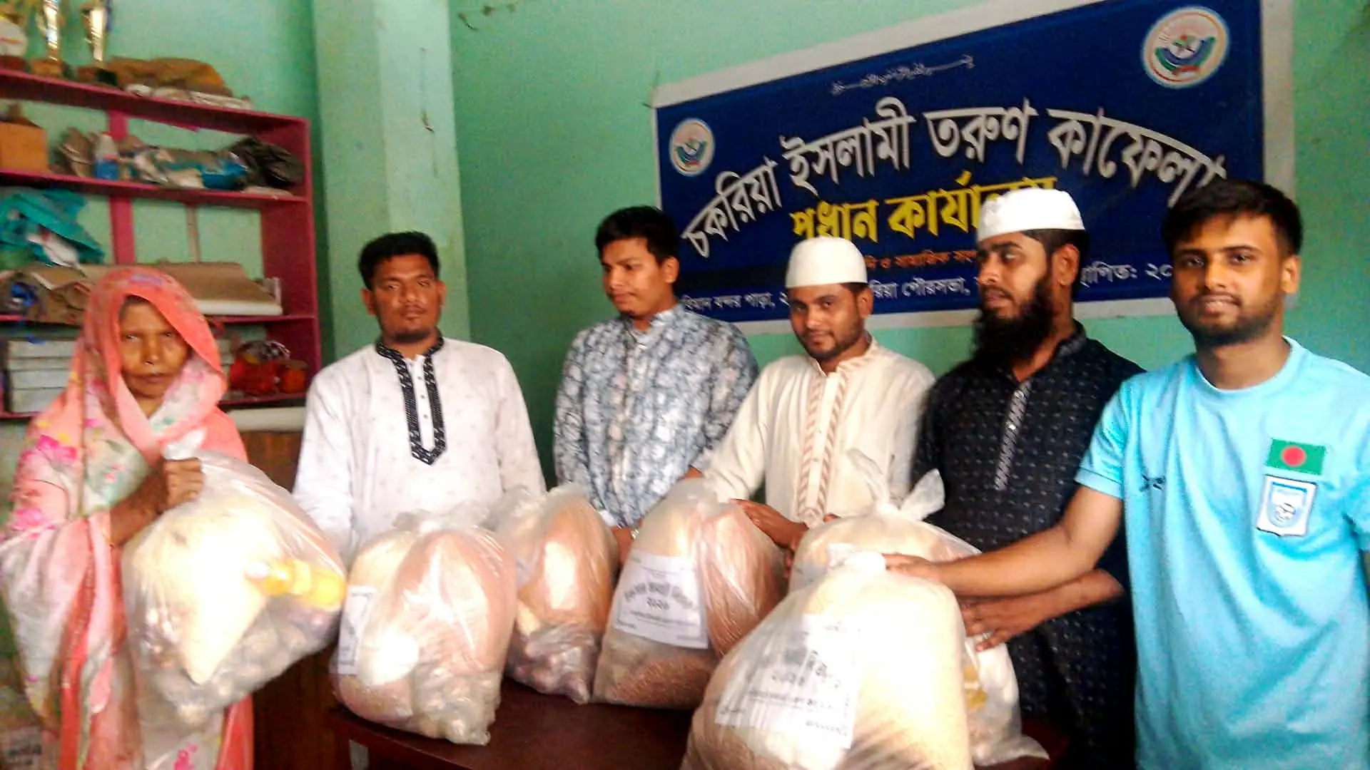 চকরিয়া ইসলামী তরুণ কাফেলার উদ্যোগে অসহায় পরিবারে ইফতার সামগ্রী বিতরণ