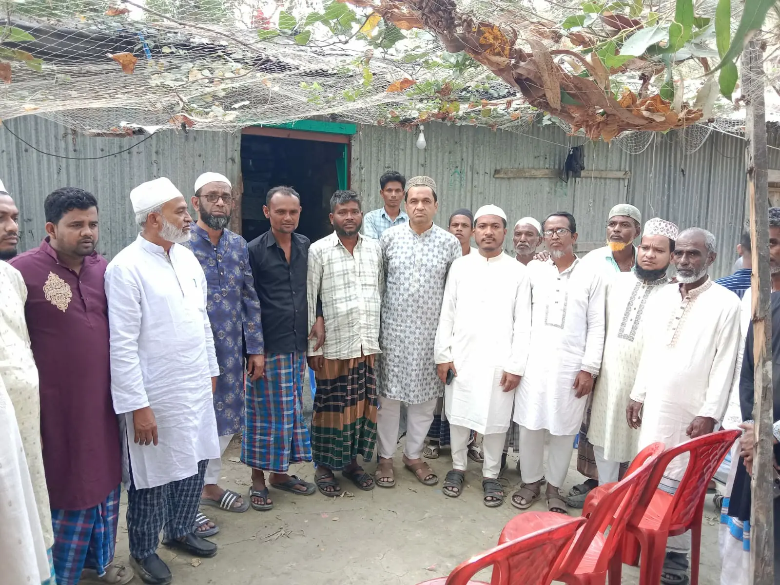 সাগরে জলদস্যুর হামলায় আহতদের পাশে বিএনপি নেতা আনছার