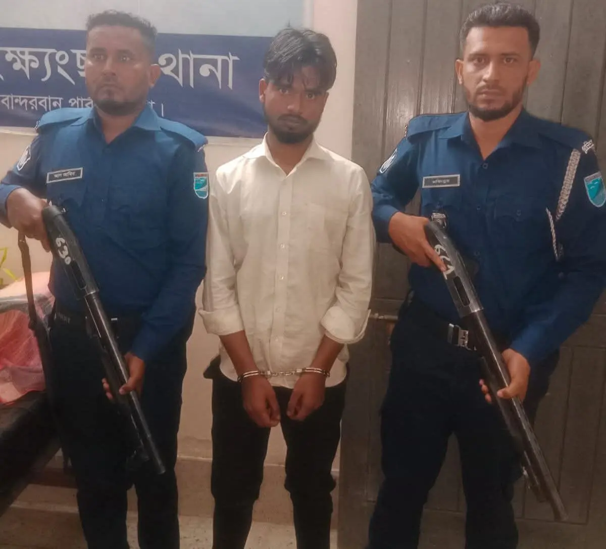 নাইক্ষ‍্যংছড়ির বাইশারীর কুখ্যাত হোসন ডাকাত 'র‍্যাবের হাতে আটক