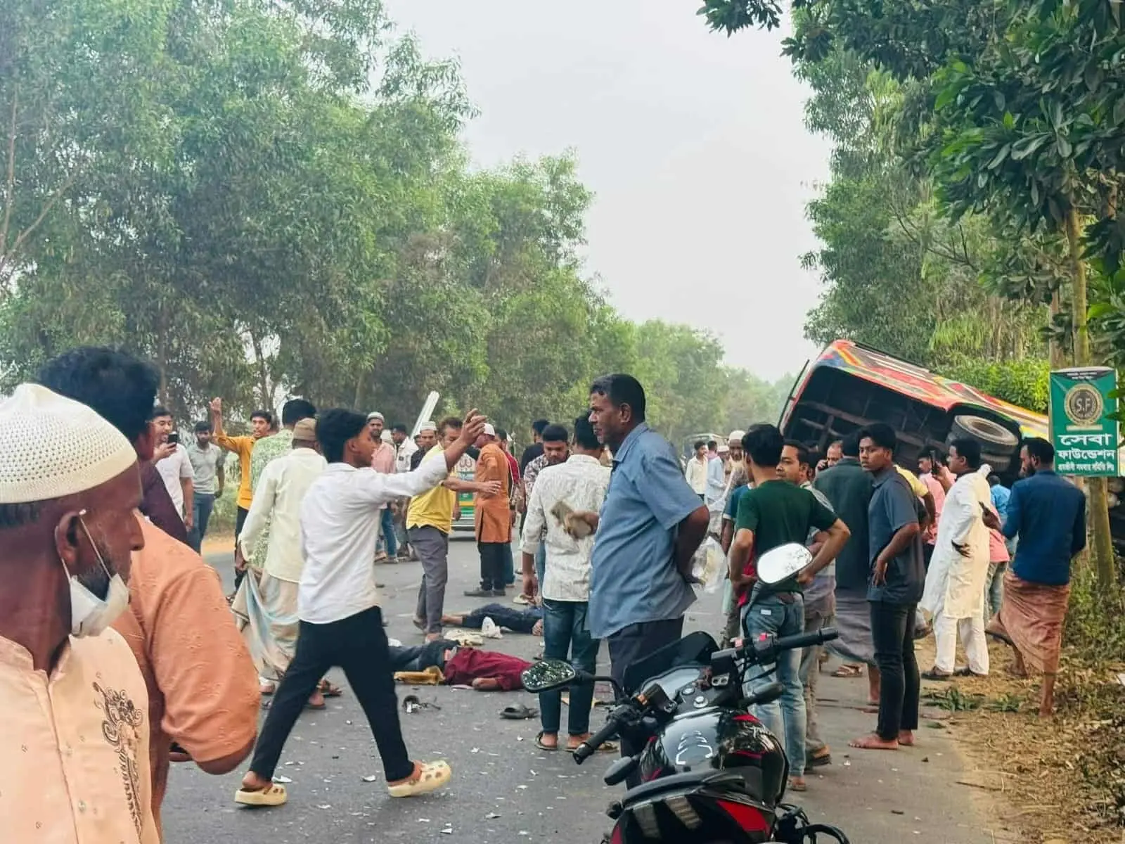 ফটিকছড়িতে ভয়াবহ সড়ক দুর্ঘটনায় নিহত ৩, আহত ১৭