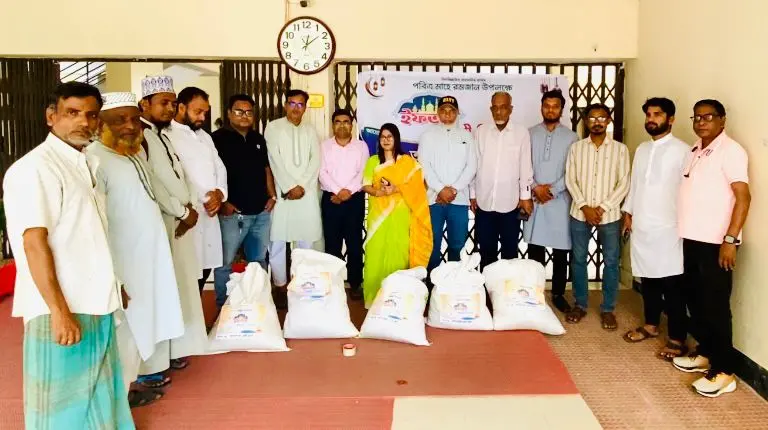 ইমাম-মোয়াজ্জিন ও পত্রিকার হকারদের আনোয়ারা প্রেসক্লাবের ইফতার সামগ্রী বিতরণ