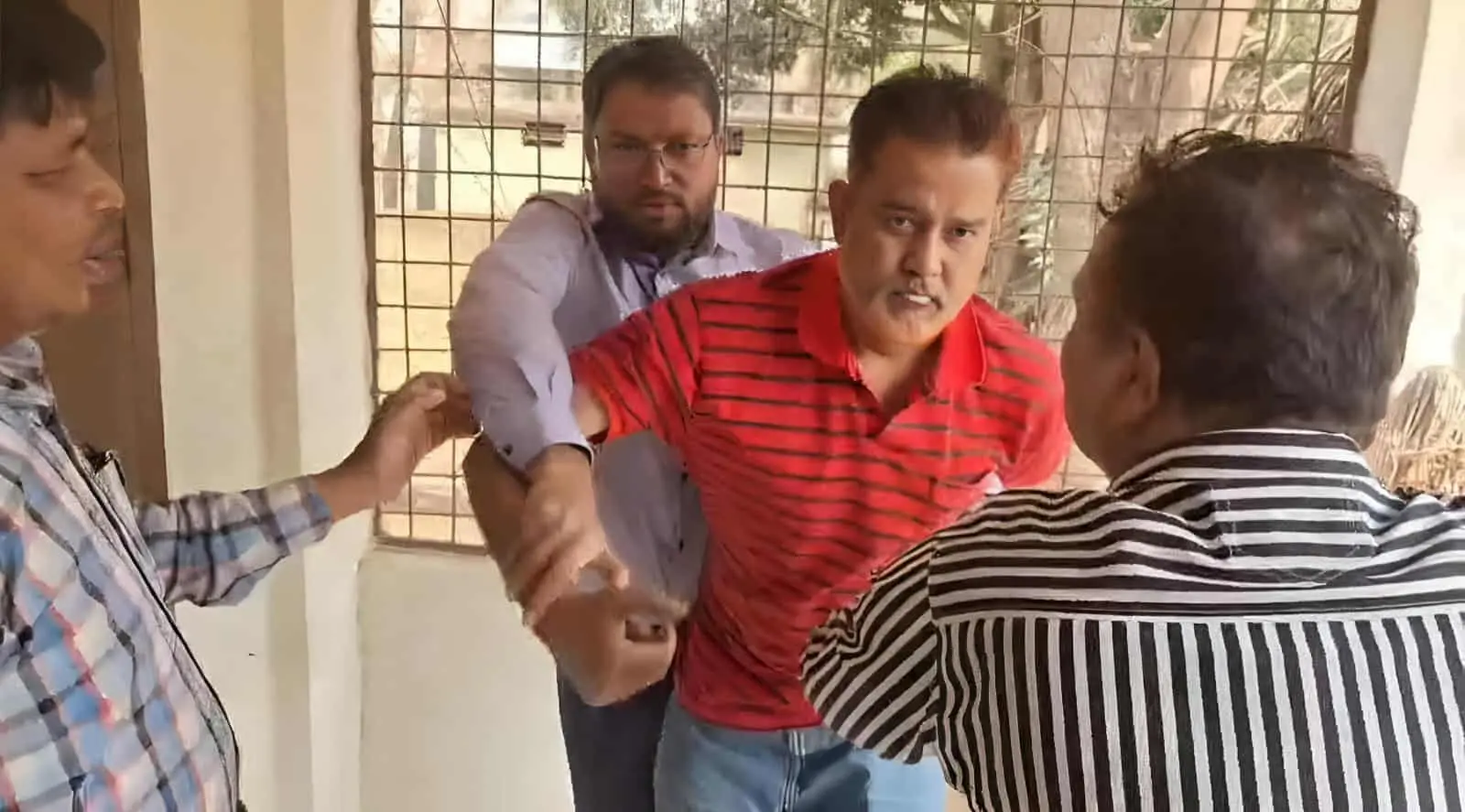 প্রধান শিক্ষক ও হিসাবরক্ষণ কর্মকর্তার মধ্যে হাতাহাতি