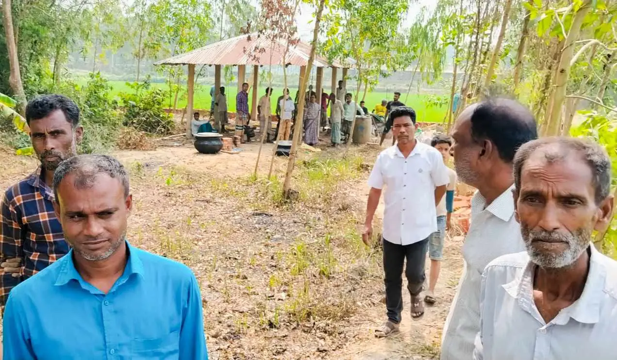বাঁশখালীতে হিন্দুদের শ্মশানের উপর চালাচল রাস্তা বানানোর চেষ্টা, ক্ষোভ, উত্তেজনা শ্মশানের নিরাপত্তায় নারী পুরুষের পাহারা!
