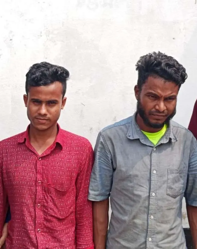 বাঁশখালীতে চোরাই গরু ও পিকআপসহ আটক ২