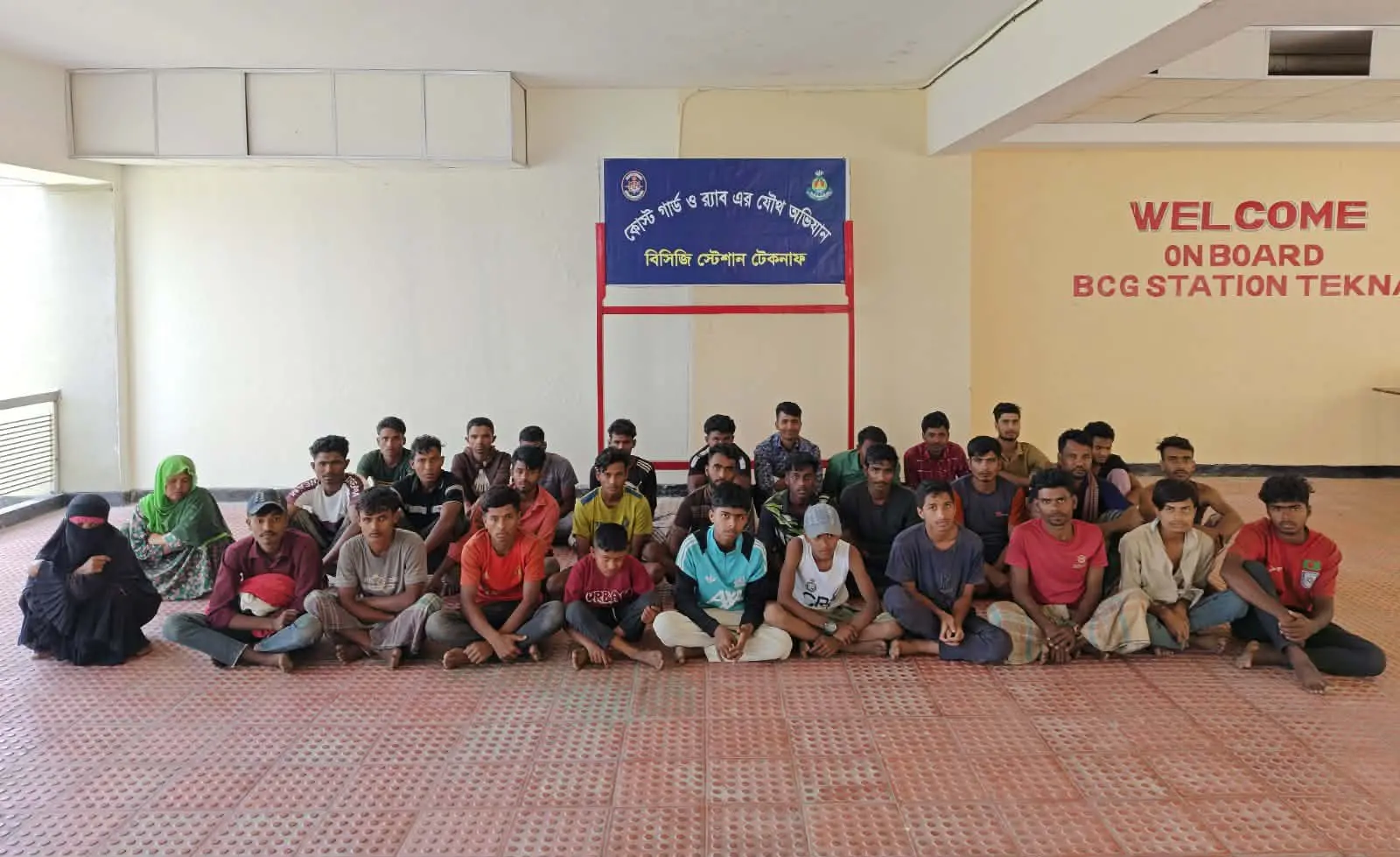 টেকনাফে কোস্ট গার্ড ও র্যাবের যৌথ অভিযান: ৩২ জন মালয়েশিয়াগামী উদ্ধার
