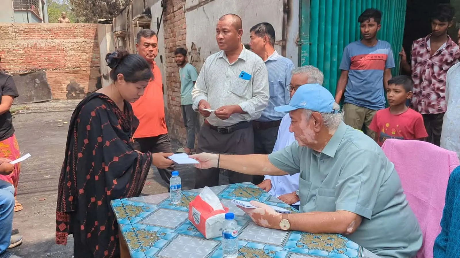 বান্দরবানে অগ্নিকান্ডে ক্ষতিগ্রস্থদের পাশে দাঁড়ালেন সাচিং প্রু জেরী এমপি