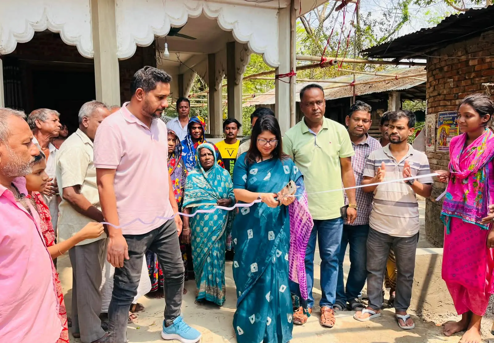 বরুমচড়া জেলেপাড়ার কাচা রাস্তাটি পাকা করল জাফর-আয়েশা ফাউন্ডেশন