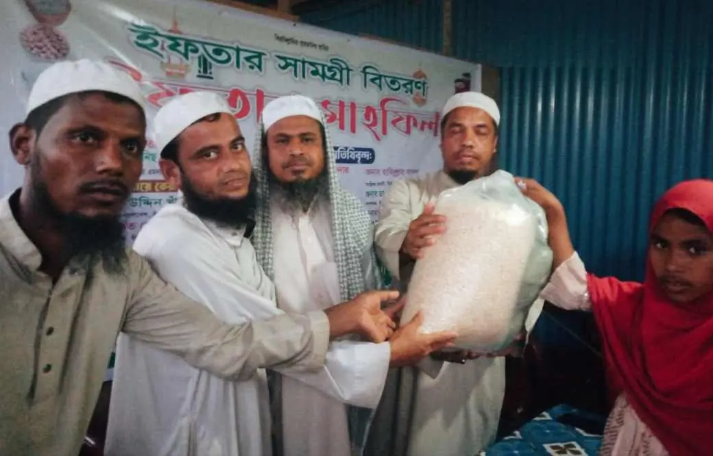 বাঁশখালীতে এতিম গরীব শিক্ষার্থীদের মাঝে ইফতার সামগ্রী ও বস্ত্র বিতরণ