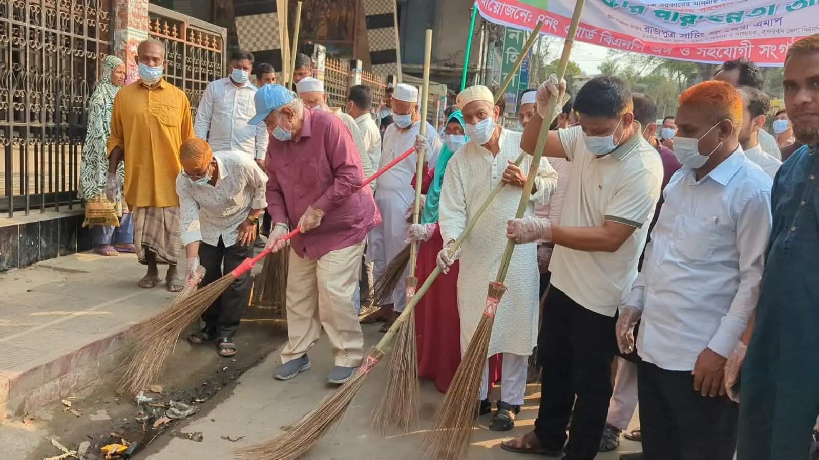 প্রধানমন্ত্রী তারেক রহমানের নির্দেশনায় বান্দরবান শহর পরিষ্কার পরিচ্ছন্নতা অভিযান