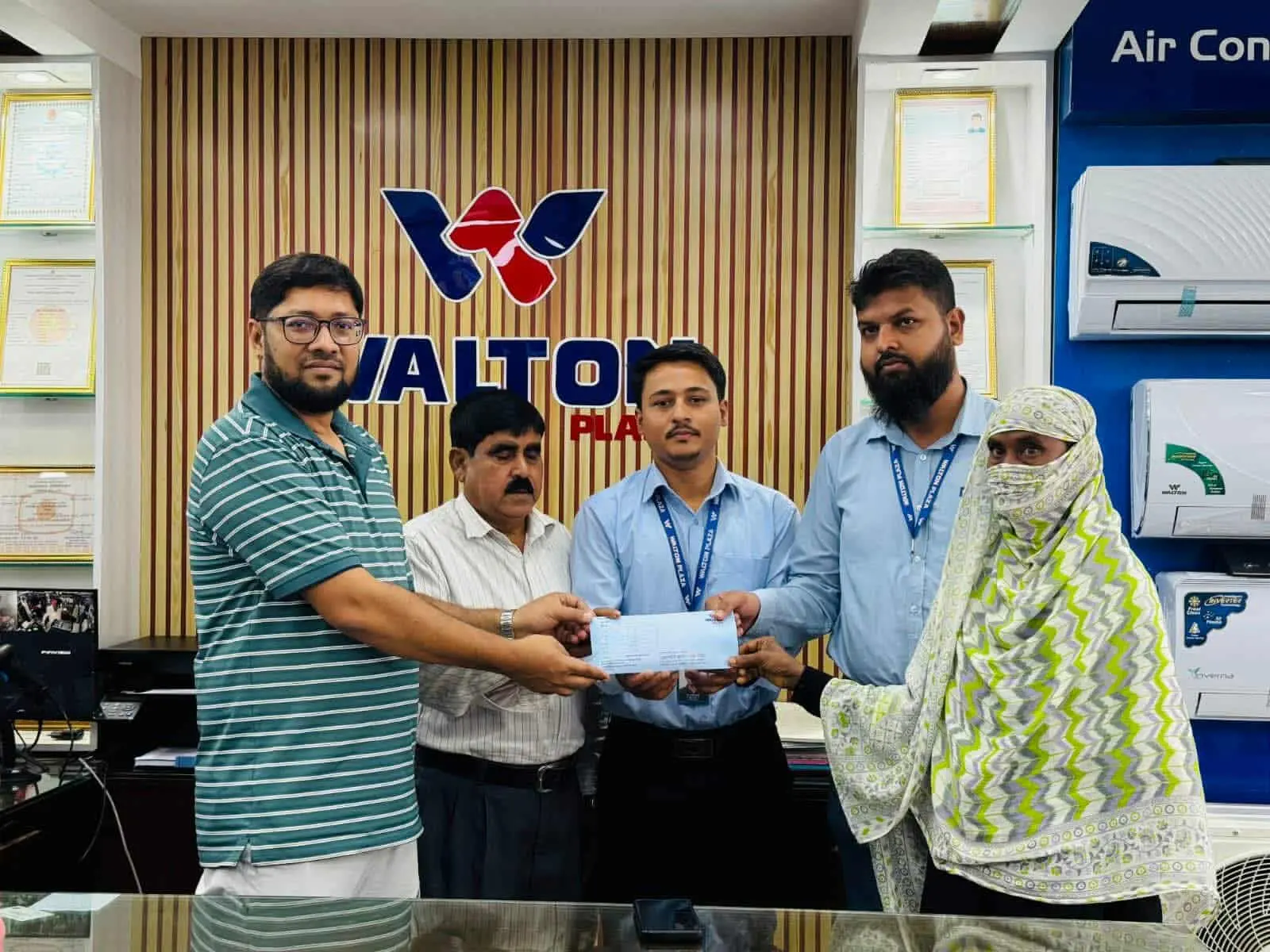 লামায় দুর্ঘটনায় ক্ষতিগ্রস্ত পরিবারকে ওয়ালটন প্লাজার পক্ষ থেকে সহায়তা প্রদান