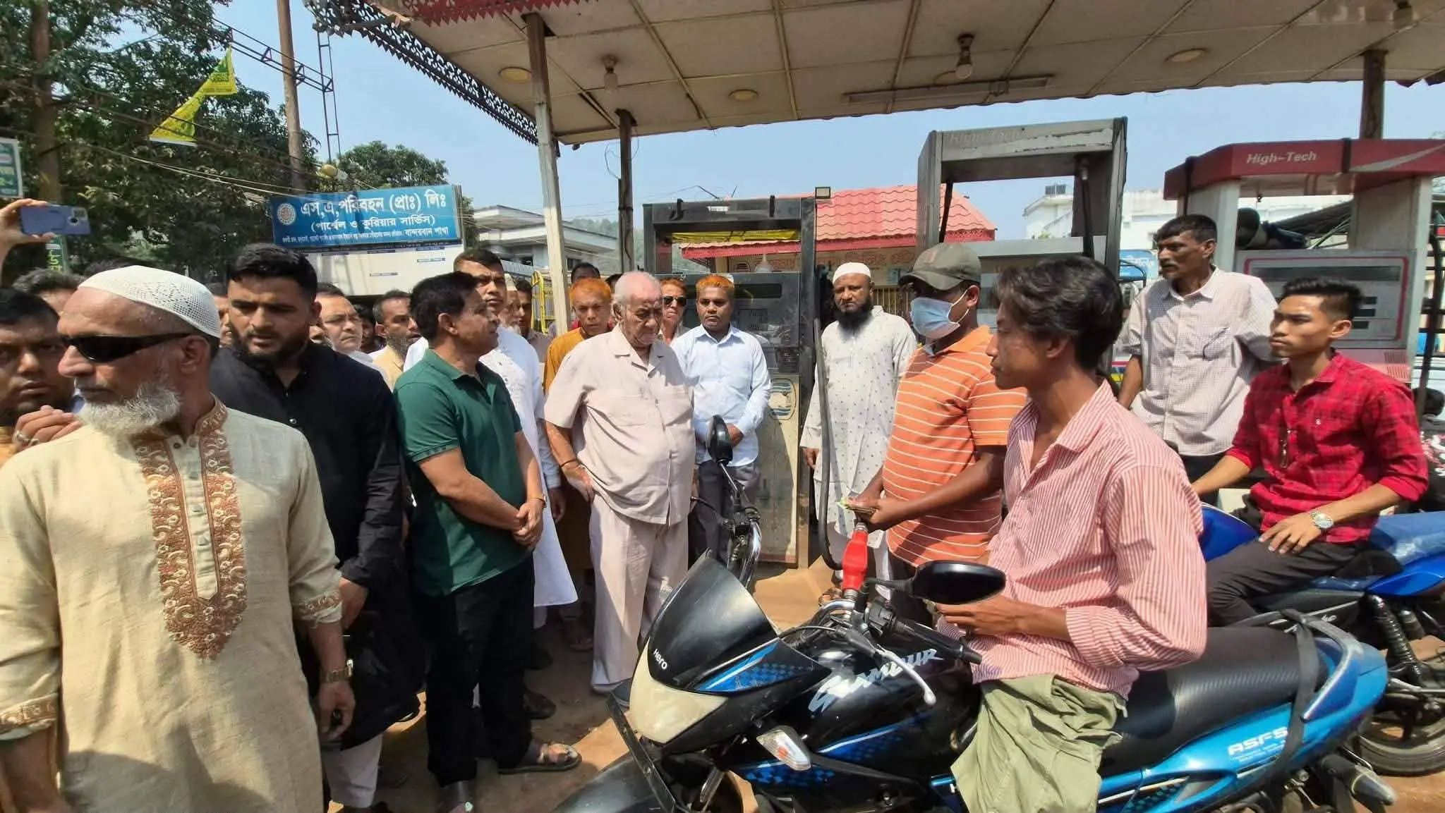 বান্দরবানে সাচিং প্রু জেরী এমপি'র হস্তক্ষেপে তেল সরবরাহ করতে বাধ্য হলো ফিলিং ষ্টেশন কর্তৃপক্ষ