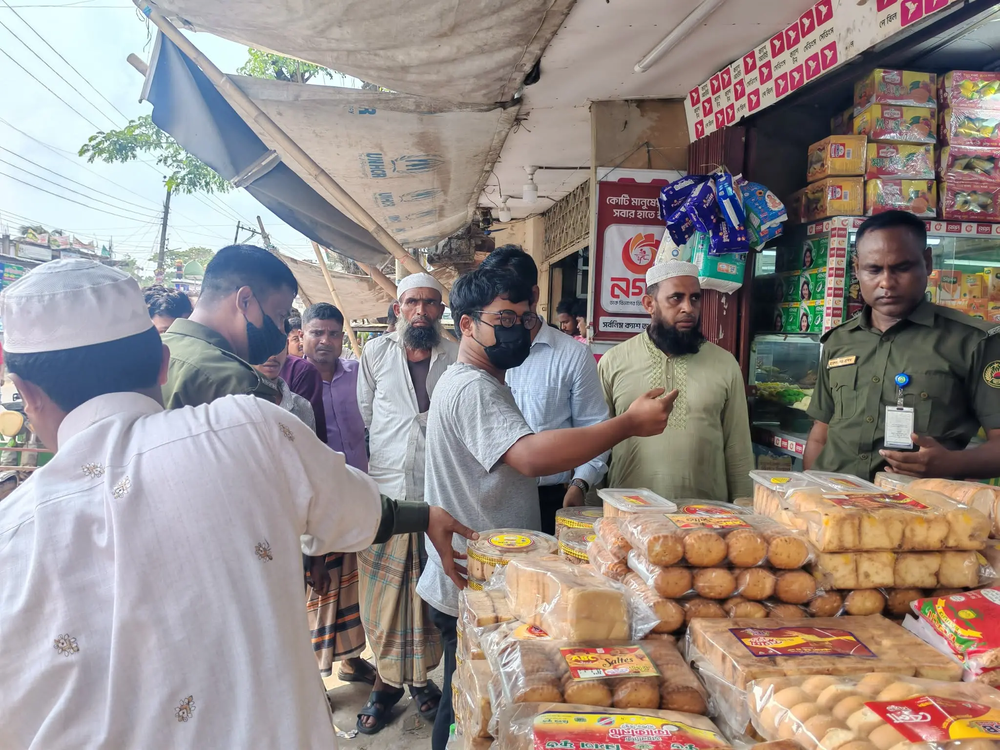 বাঁশখালীতে ফুটপাত দখল করে দোকান, উচ্ছেদ করে খাদ্য সামগ্রী দিলেন এতিমখানায়