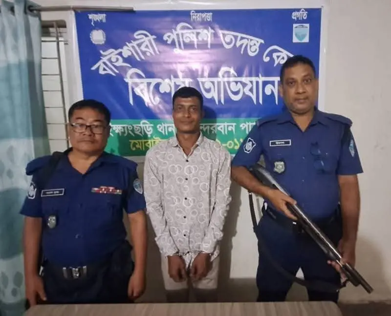 নাইক্ষ‍্যংছড়ির বাইশারীতে বিশেষ অভিযানে সাজাপ্রাপ্ত আসামী গ্রেফতার