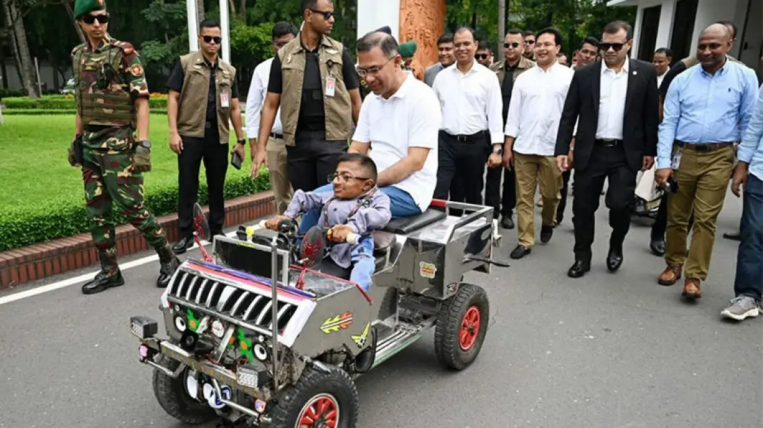 বিশেষ চাহিদাসম্পন্ন তরুণের বানানো ‘স্মার্ট কারে’ চড়লেন প্রধানমন্ত্রী