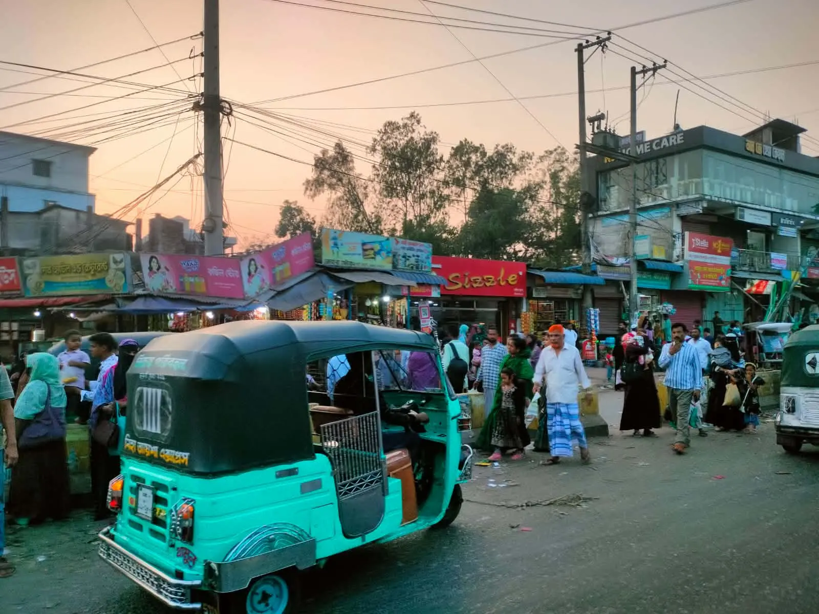দক্ষিণের ৮ উপজেলায় বাড়তি ভাড়ায়ও যাত্রী ভোগান্তি!