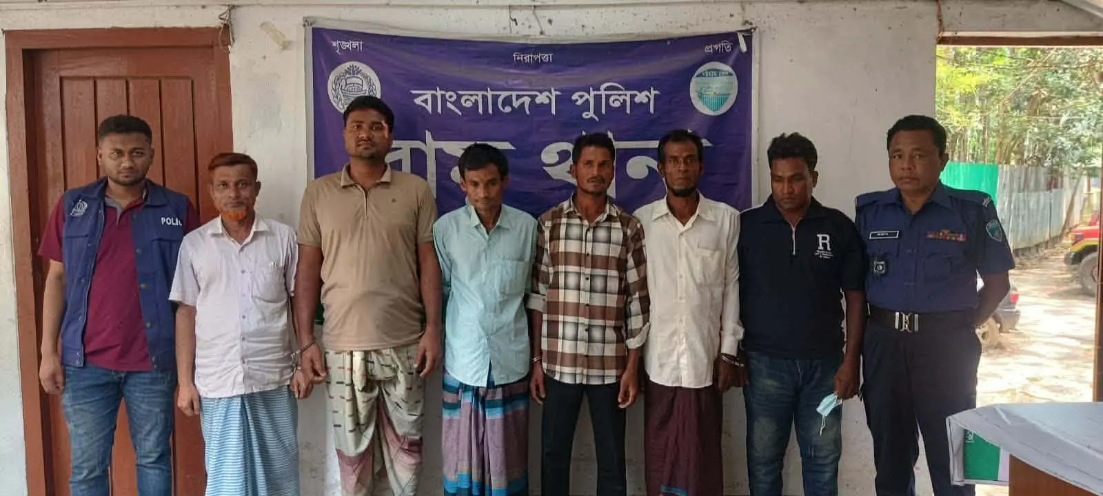 রামুতে বিশেষ অভিযানে ৭ আসামী গ্রেফতার