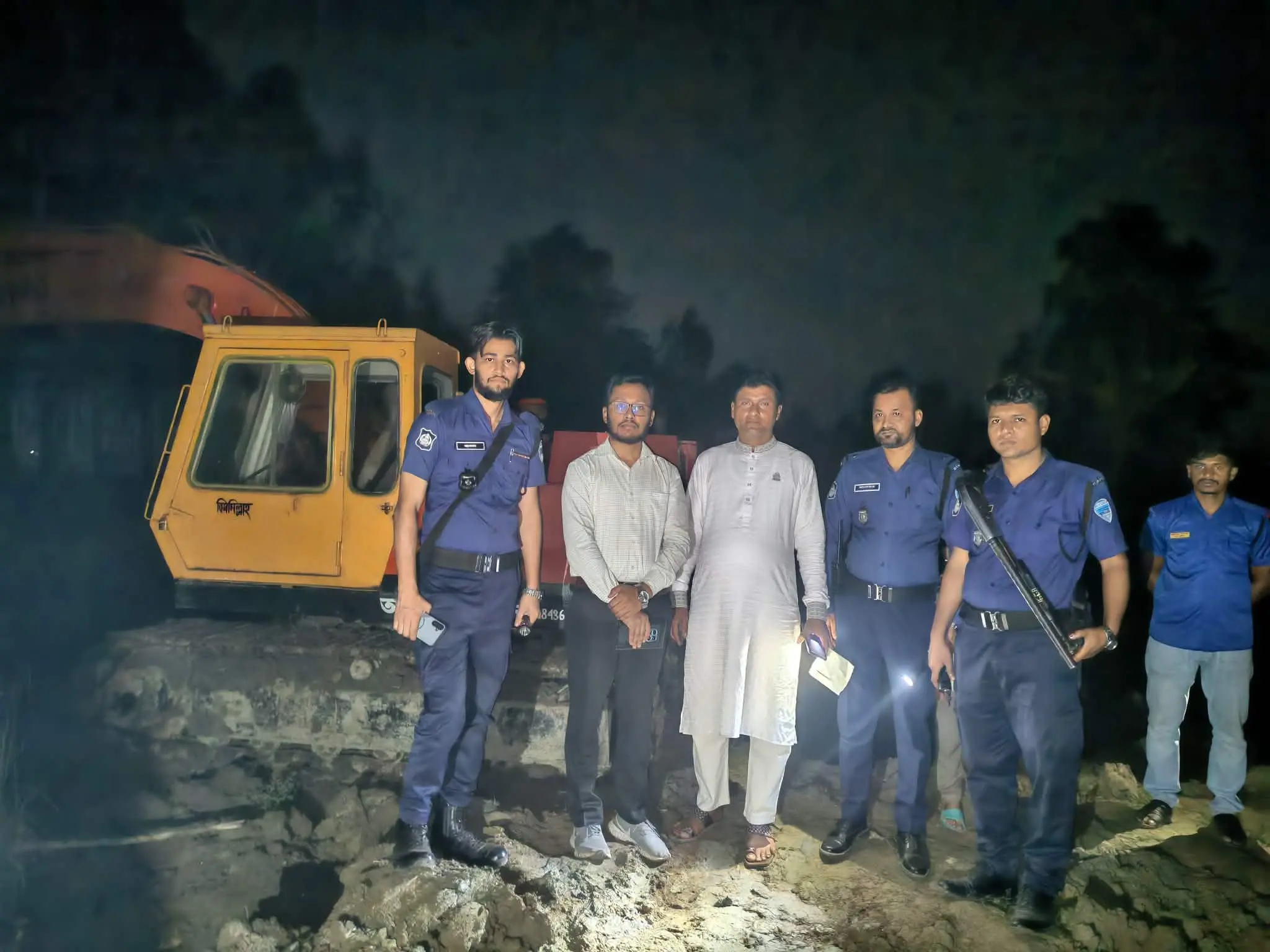 বাঁশখালীতে প্রেসিডেন্ট জিয়ার খনন করা খাল ভরাট ও বাঁধ নির্মাণের সময় আওয়ামী লীগ নেতা আটক ৬ মাসের কারাদন্ড, জরিমানা