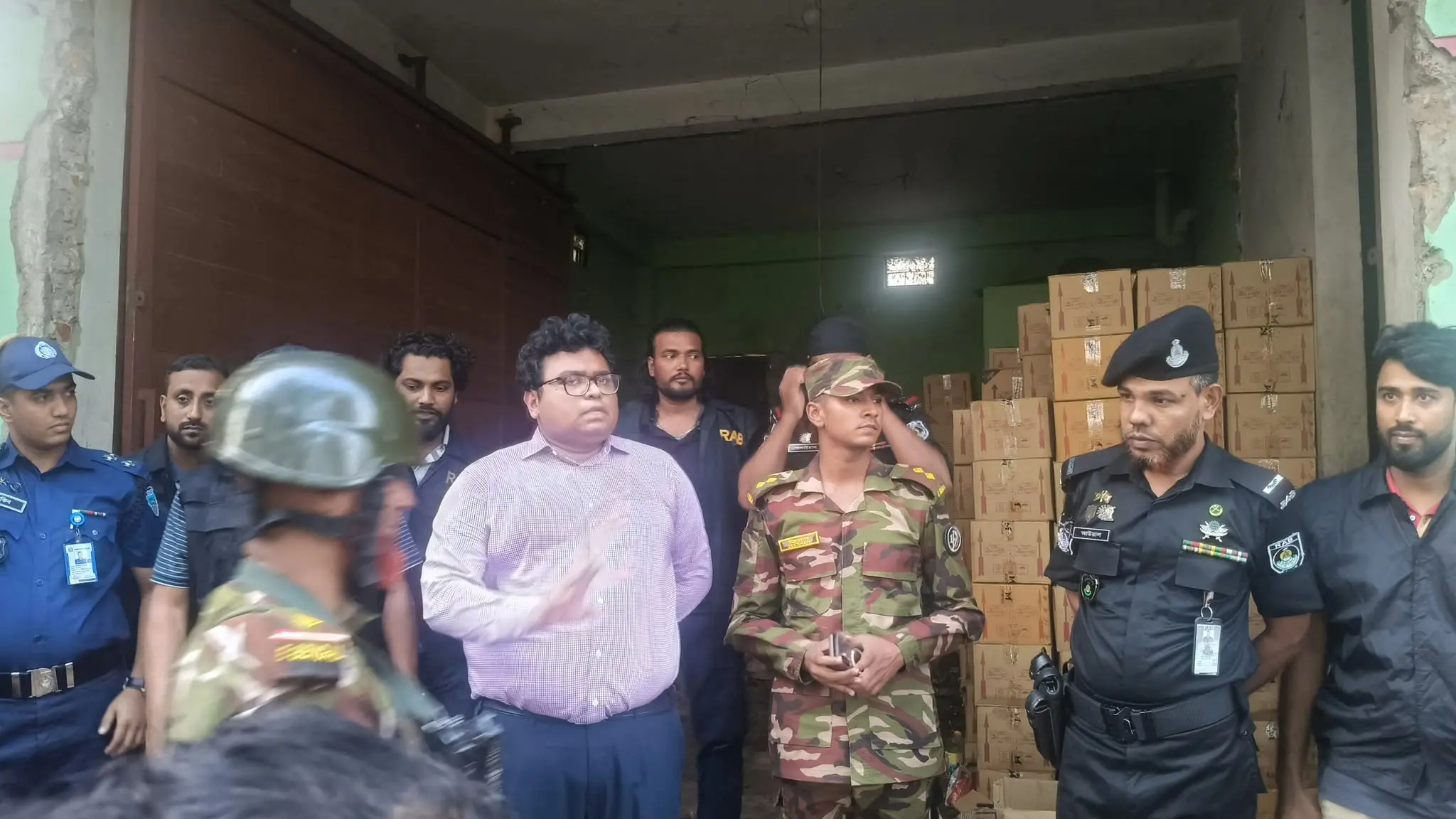ভোজ্যতেল মজুদ গুদামে মিললো ৩০ হাজার লিটার তেল, প্রশাসনের অভিযানে জরিমানা লাখ টাকা