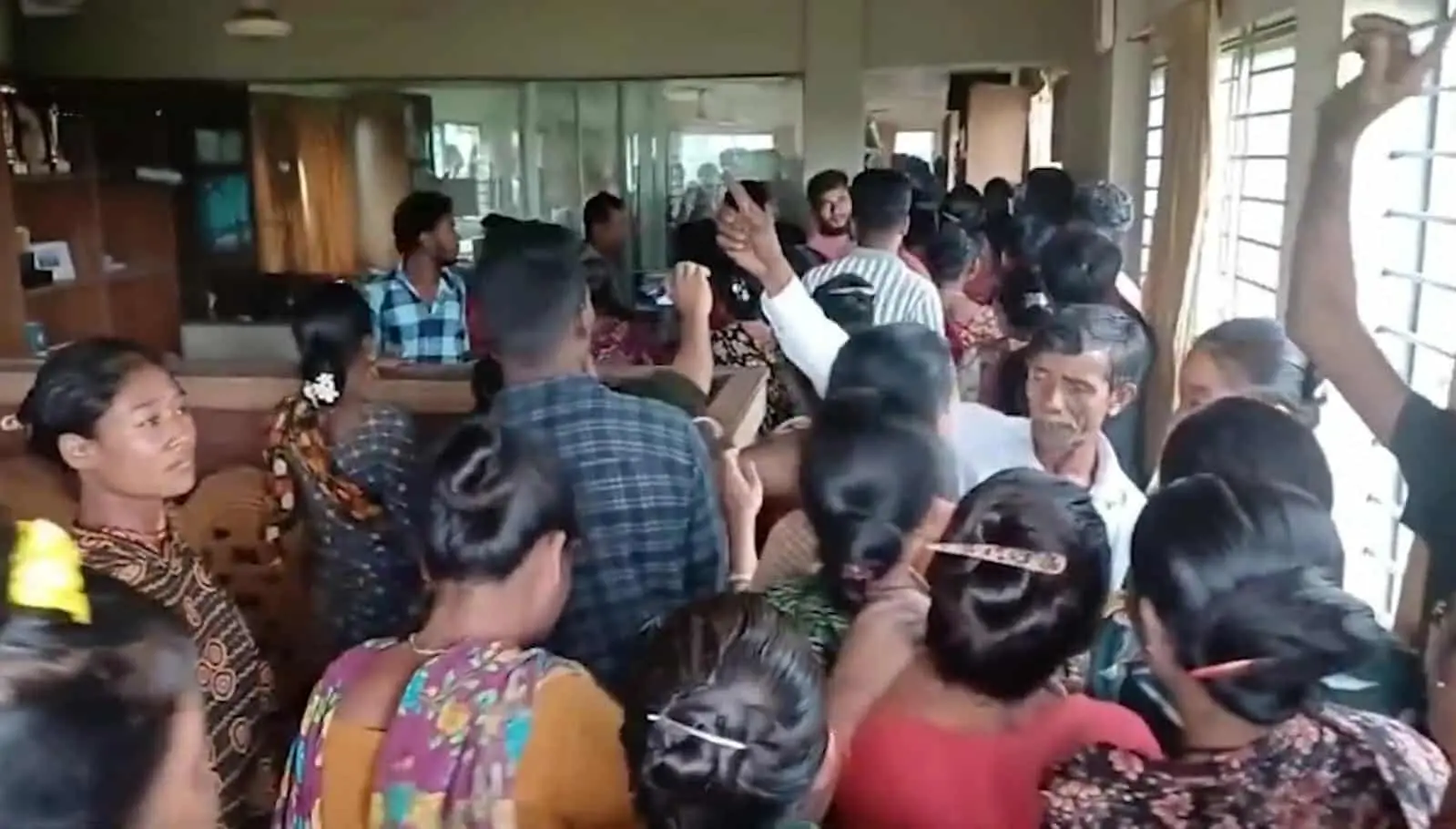 ফটিকছড়ির রাঙাপানি চা-বাগানে শ্রমিক অসন্তোষ, মারামারিতে আহত-১০