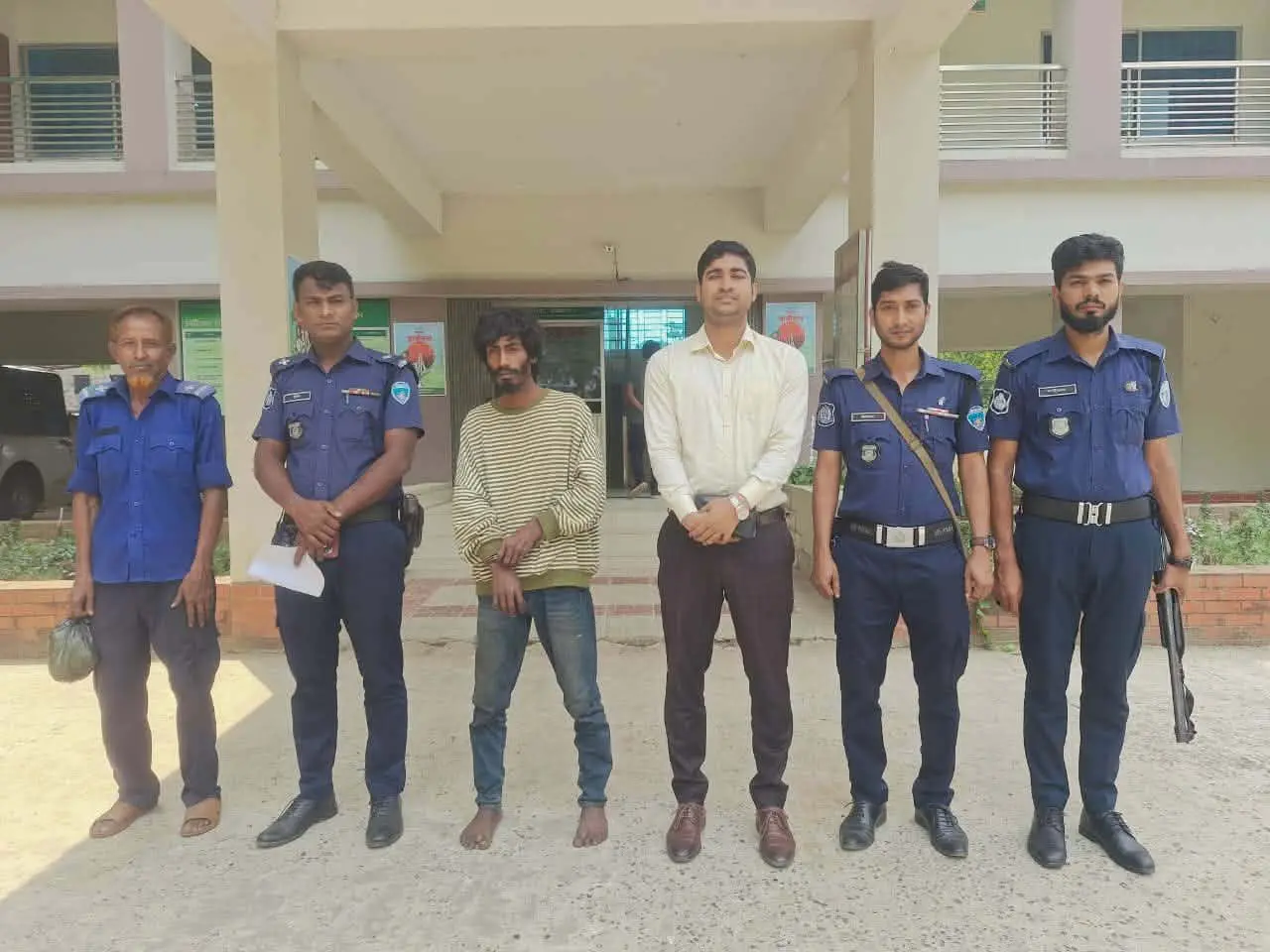 সাতকানিয়ায় এক যুবককে ভ্রাম্যমাণ আদালতের অভিযানে ৬ মাসের বিনাশ্রম কারাদণ্ড