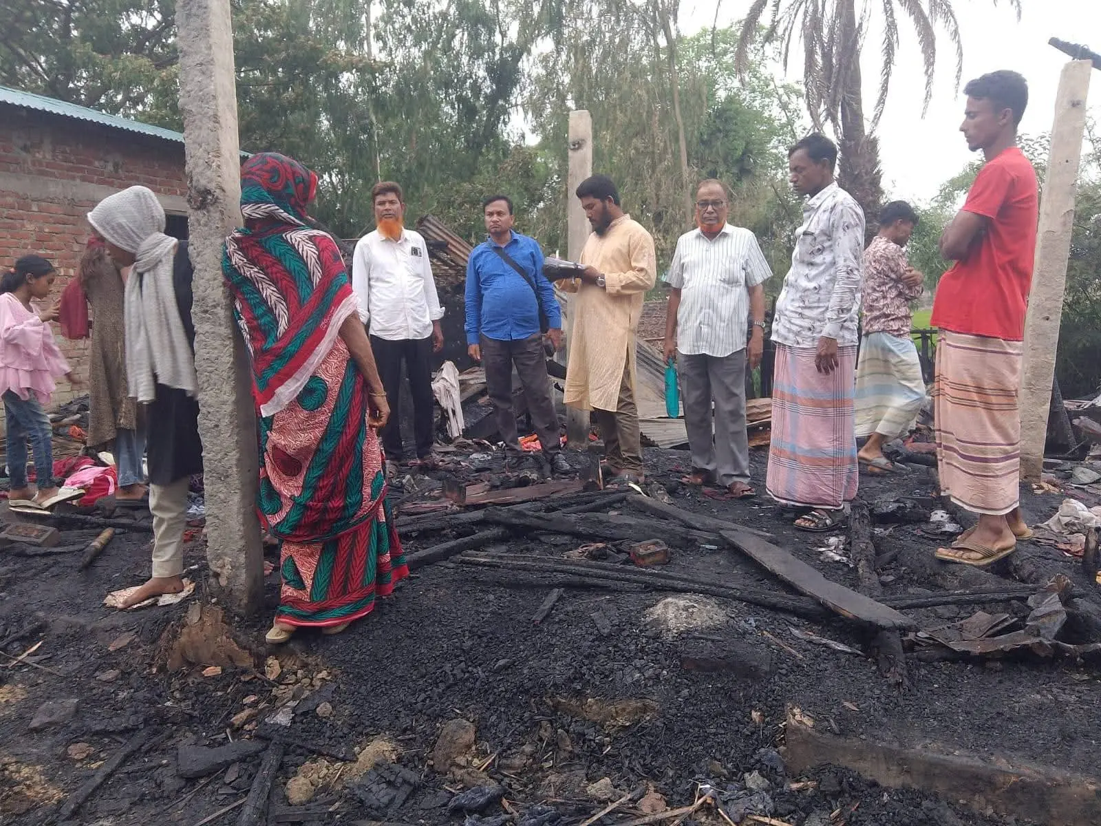 কোনাখালীতে অগ্নিকাণ্ডে ক্ষতিগ্রস্ত ৪ টি পরিবারের মাঝে জরুরী খাদ্য সামগ্রী বিতরণ