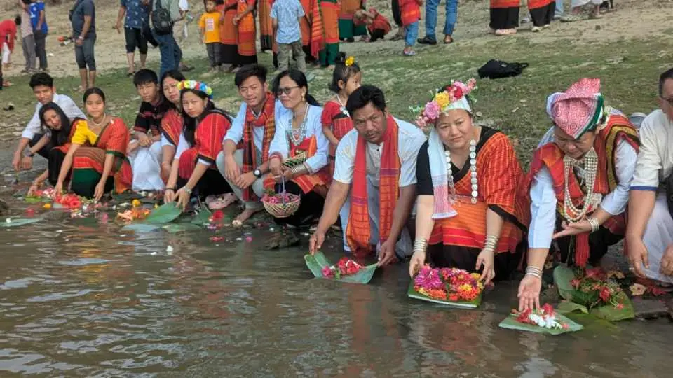 বান্দরবানে সাঙ্গু নদীতে ফুল ভাসিয়ে বিজু-বিষু বরণ