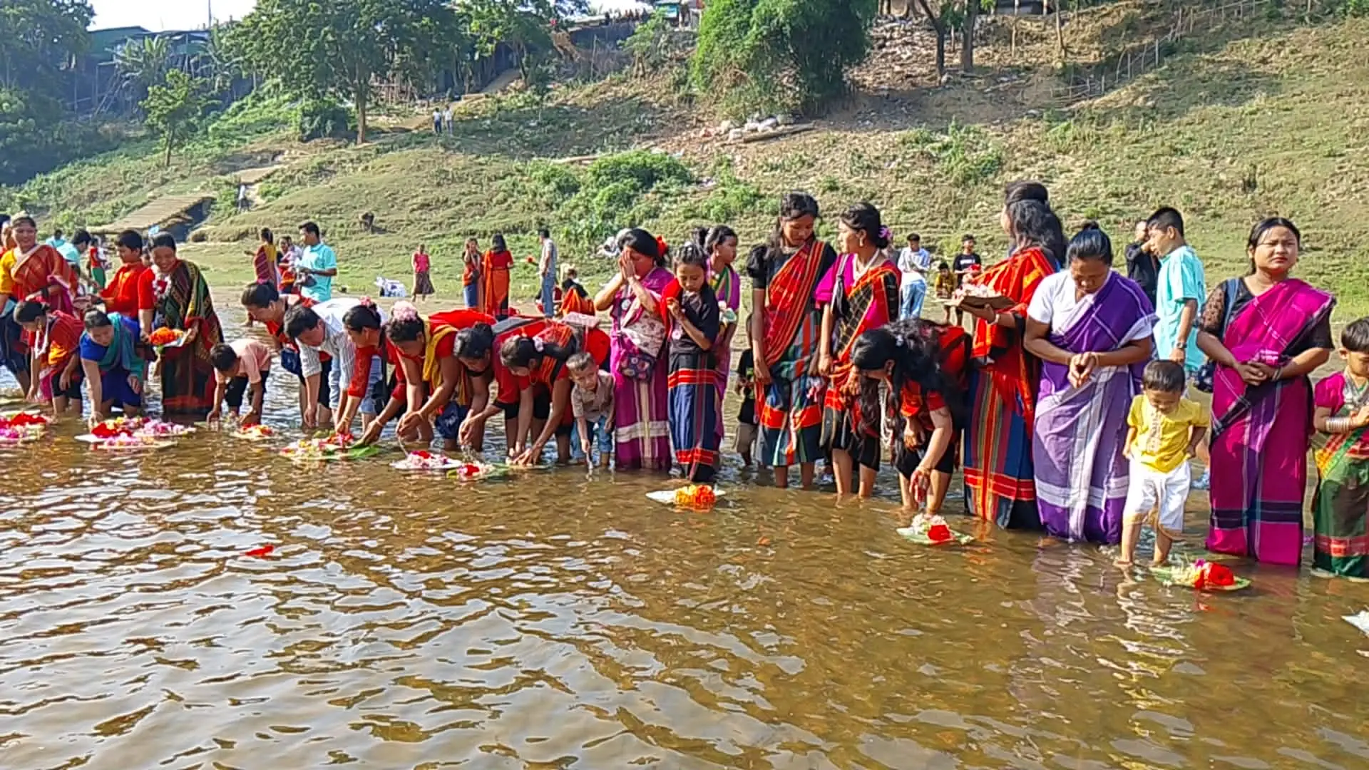 থানচিতে ফুল ভাসানোর মধ্যদিয়ে শুরু হলো চাকমাদের ফুল বিজু