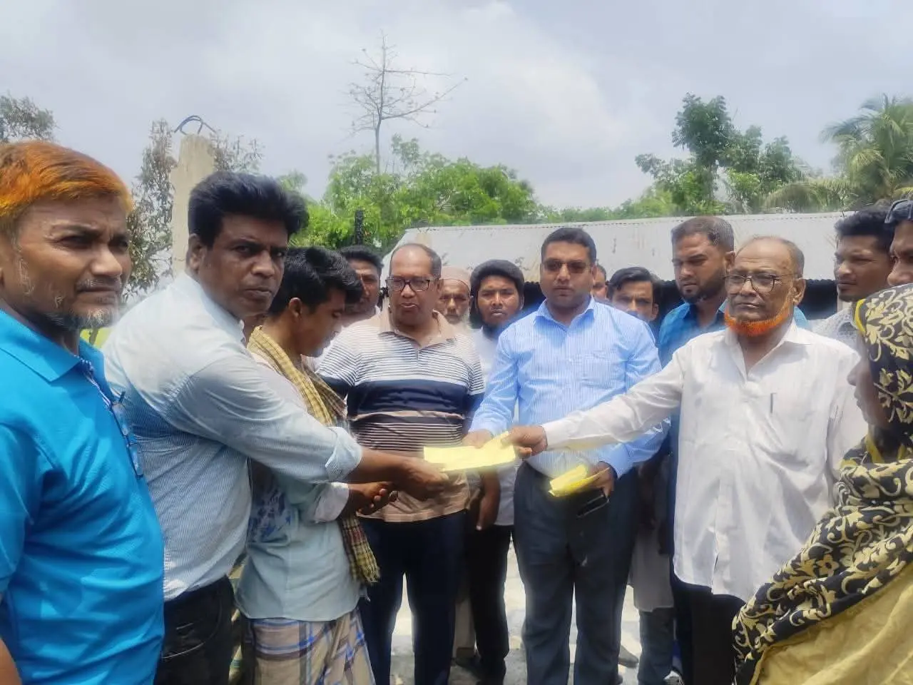 চকরিয়ার কোনাখালীতে অগ্নিকাণ্ডে ক্ষতিগ্রস্ত পরিবারের মাঝে কোস্ট ফাউন্ডেশনের নগদ অর্থ সহায়তা