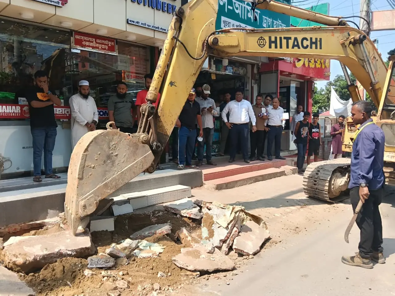হাটহাজারীতে অবৈধ স্থাপনা উচ্ছেদে উপজেলা ও পৌরসভার যৌথ অভিযান