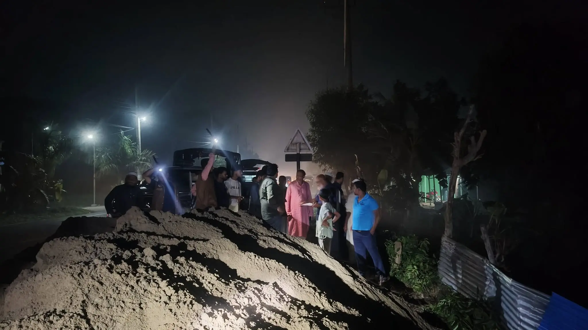 হাটহাজারীতে গভীর রাতে পুরোনো খাল দখলের চেষ্টা,বালু জব্দ,জরিমানা