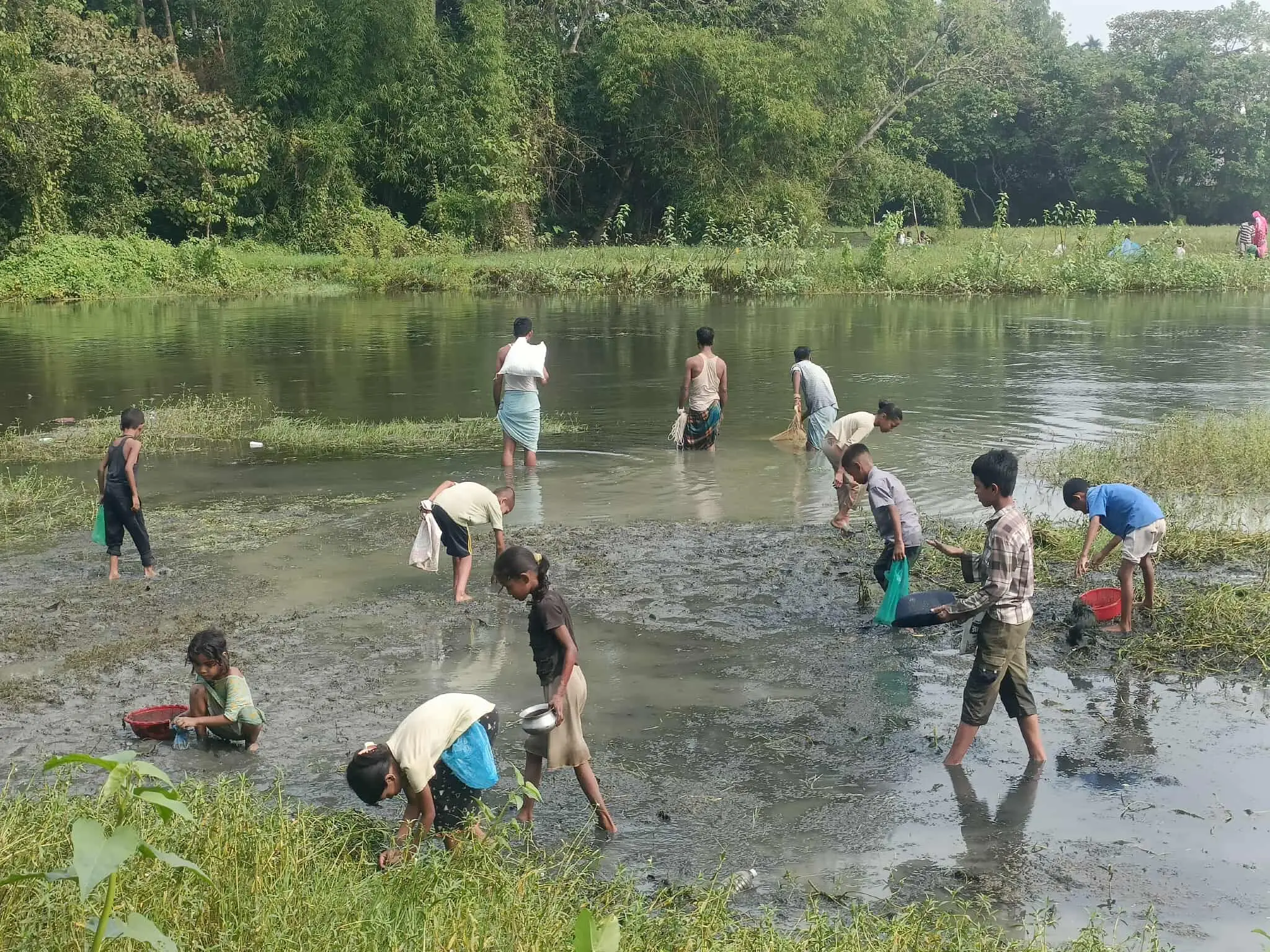 পানি নামলেই উৎসব: হারুয়ালছড়ি খালে রাবার ড্যামের গল্প