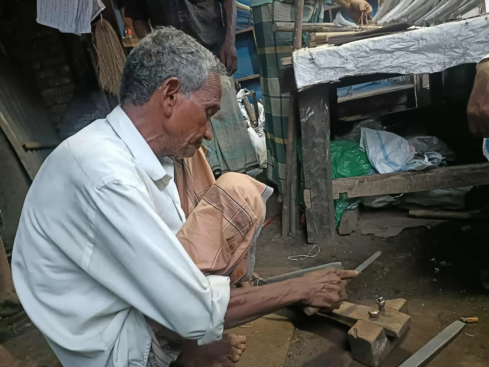 বয়স ৭০, তবু থামেনি অরুণ কর্মকারের হাতুড়ি